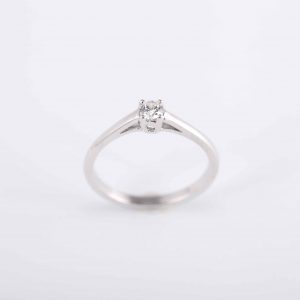Solitario de oro de 18 kilates con un diamante talla brillante de 0,15ct