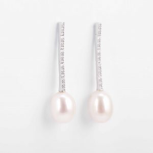 Pendientes de oro de 18 kilates con diamantes talla brillante con un peso total de 0,12ct y perla cultivada.
