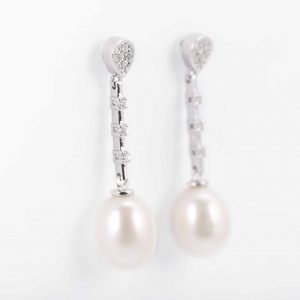 Pendientes de oro de 18 kilates con diamantes talla brillante con un peso total de 0,15ct y perla cultivada.