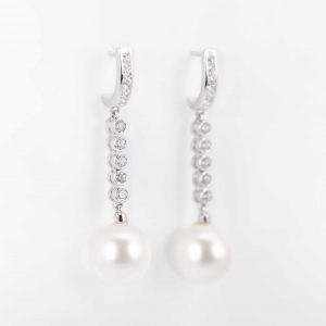 Pendientes de oro de 18 kilates con diamantes talla brillante con un peso total de 0,42ct y perla cultivada.