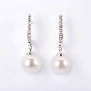 Pendientes de oro de 18 kilates con diamantes talla brillante con un peso total de 0,12ct y perla cultivada.