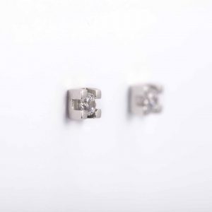 Pendientes de oro blanco con diamantes talla brillante con un peso total de 0,10ct. Tambien disponible con 0,14ct (ref.160) y 0,20ct (ref.239).