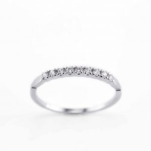 ortija de oro de 18 kilates con diamantes talla brillante engastados en garras con un peso total de 0,19ct.