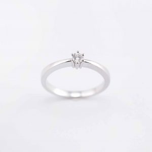 Solitario de oro de 18 kilates con un diamante talla brillante de 0,15ct