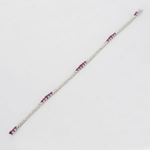 Pulsera de oro de 18 kilates con diamantes y rubis talla brillante.