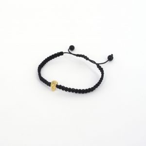Pulsera de macrame con calavera de oro de 18 kilates y un diamante talla brillante de 0,006ct.