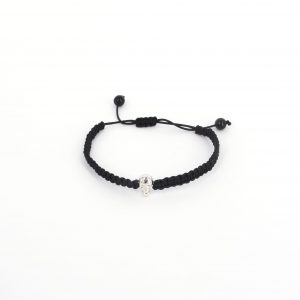 Pulsera de macrame con calavera de oro de 18 kilates y un diamante talla brillante de 0,006ct.