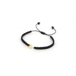 Pulsera de macrame con curz de oro de 18 kilates y un diamante talla brillante de 0,006ct.