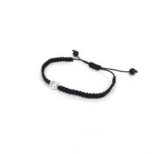 Pulsera de macrame con corazón de oro de 18 kilates y un diamante talla brillante de 0,006ct.