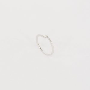 Solitario de oro de 18 kilates con un diamante talla brillante de 0,05ct.