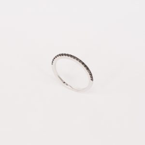 Sortija de oro de 18 kilates con diamantes negros talla brillante con un peso total de 0,16ct